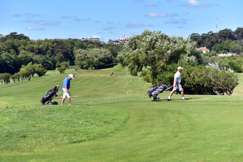 Giocatori dilettanti durante una gara di golf in Toscana