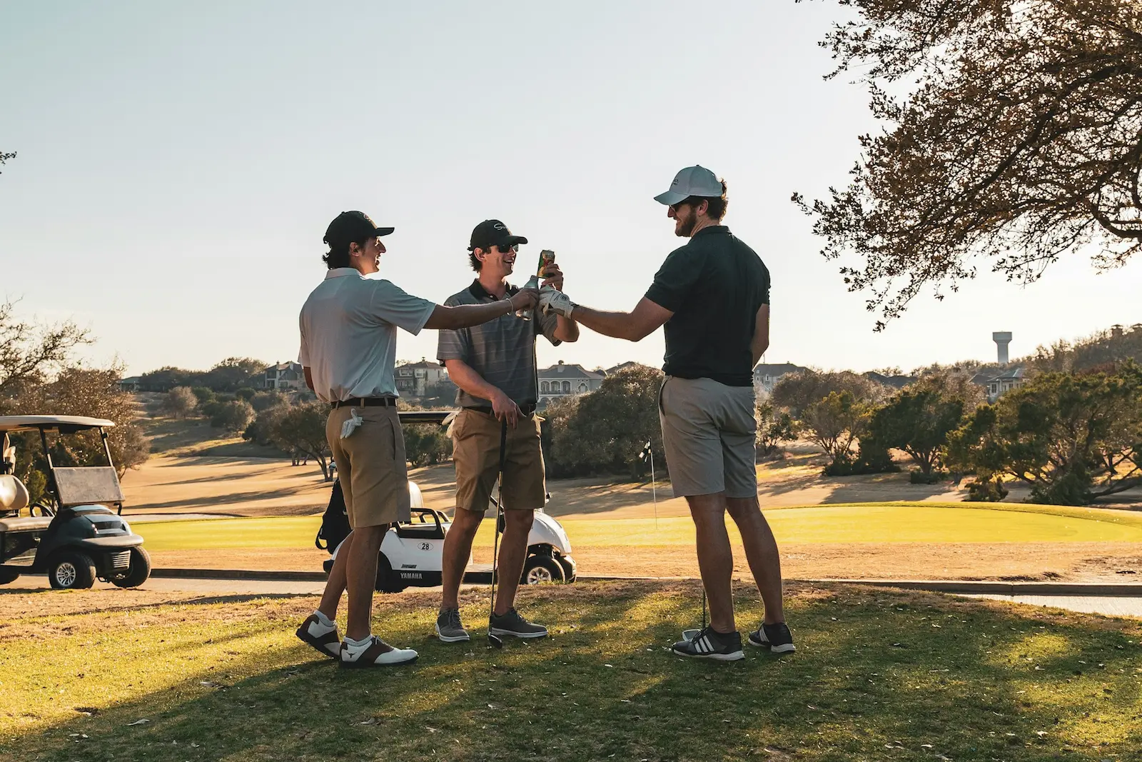 Campo da golf con giocatori durante una partita