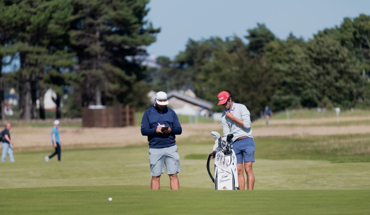 golfista dilettante che riflette sul proprio gioco durante un giro